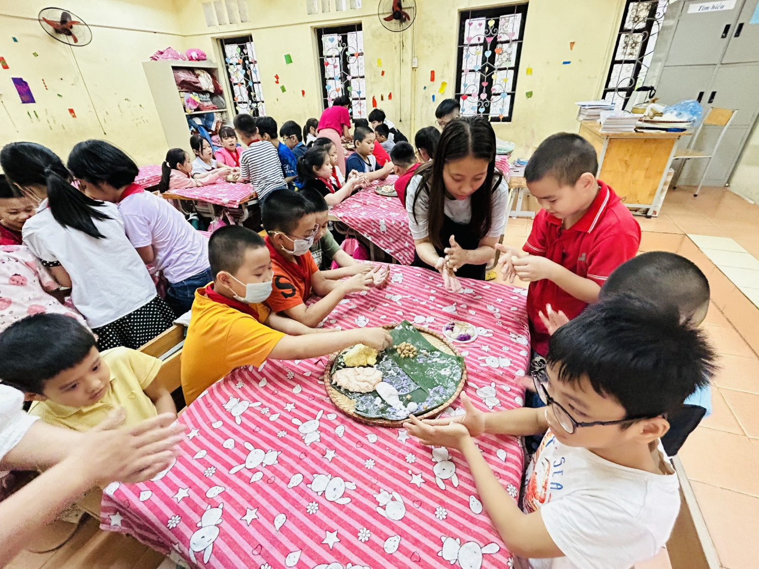 Cô và tro đang làm bánh