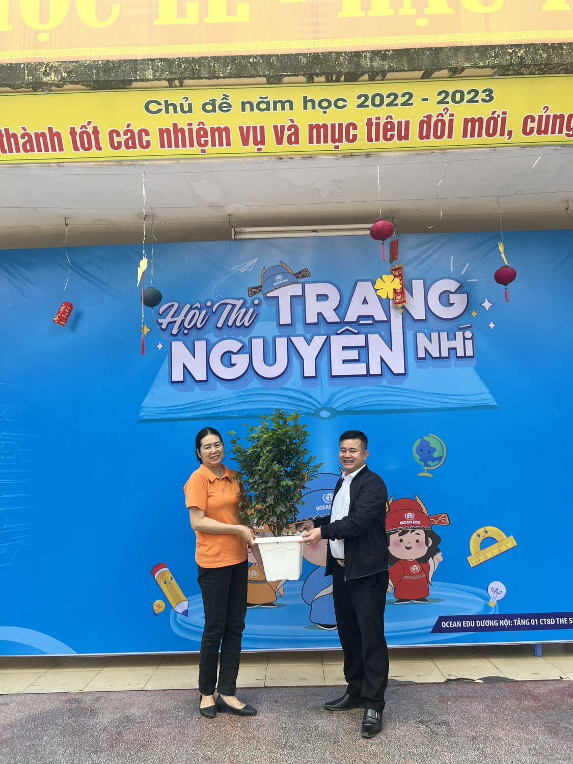 Phụ huynh tặng cây xanh cho nhà trường