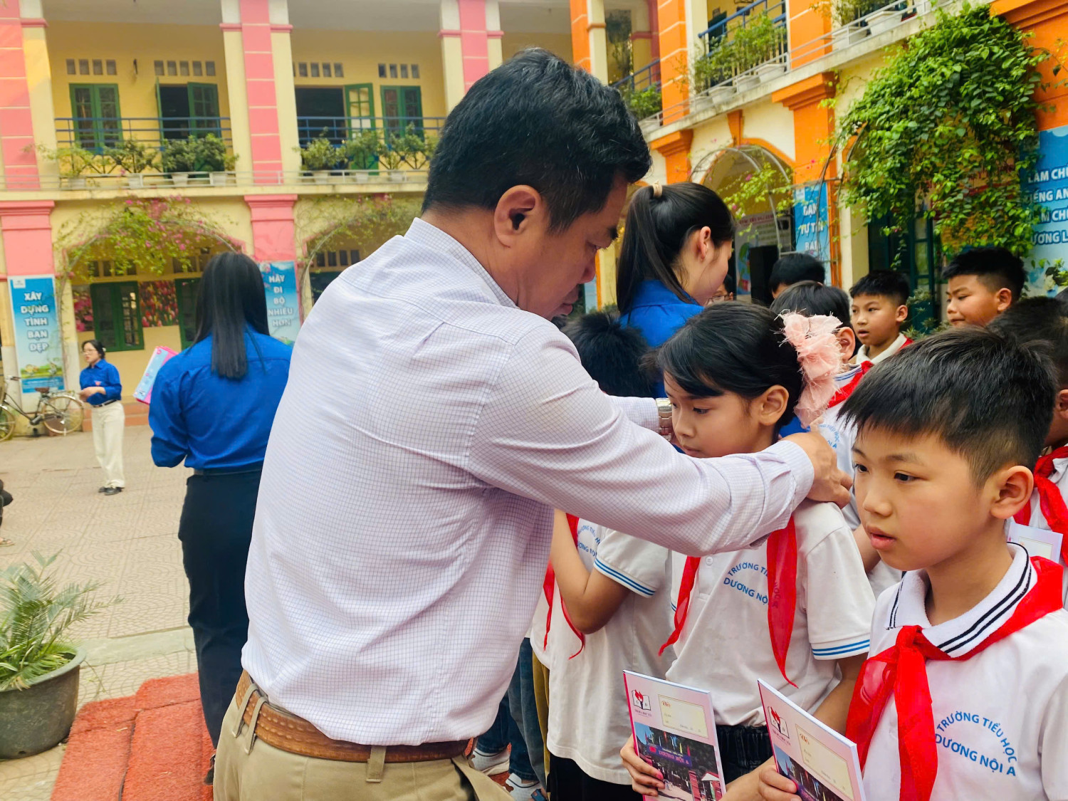Thầy quàng khăn đỏ cho học sinh