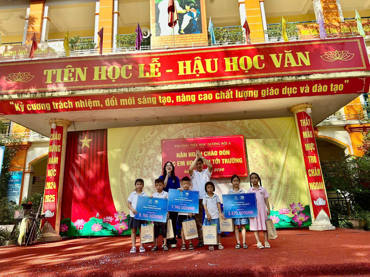 HS nhận phần thưởng