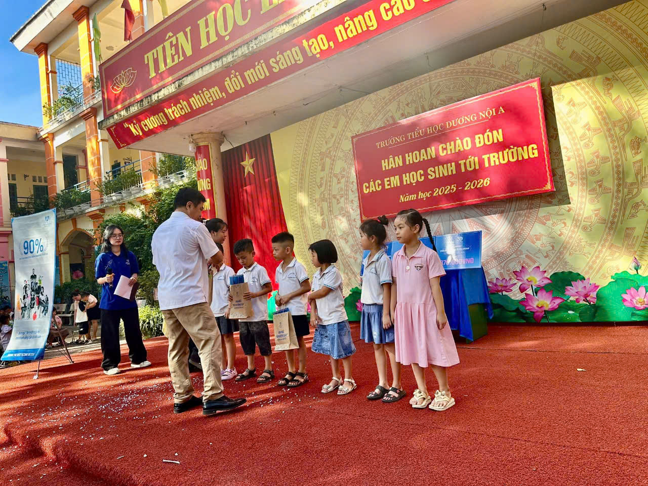 Thầy HT phát phần thưởng