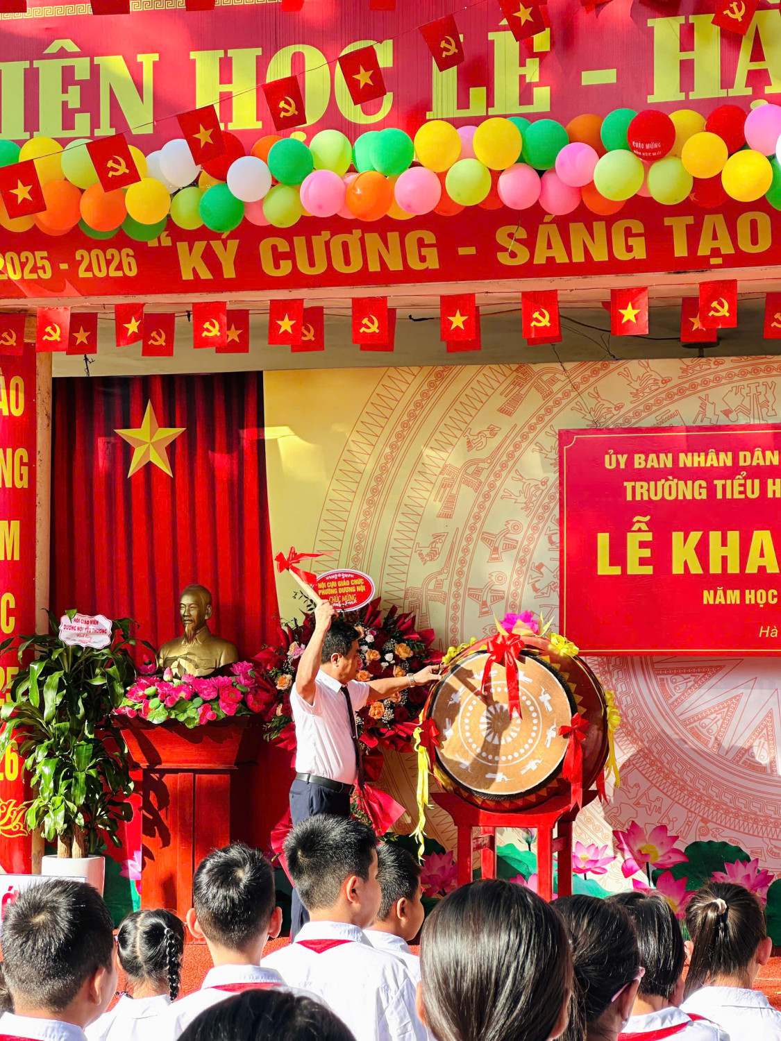 Thầy Hiệu trường đánh trống