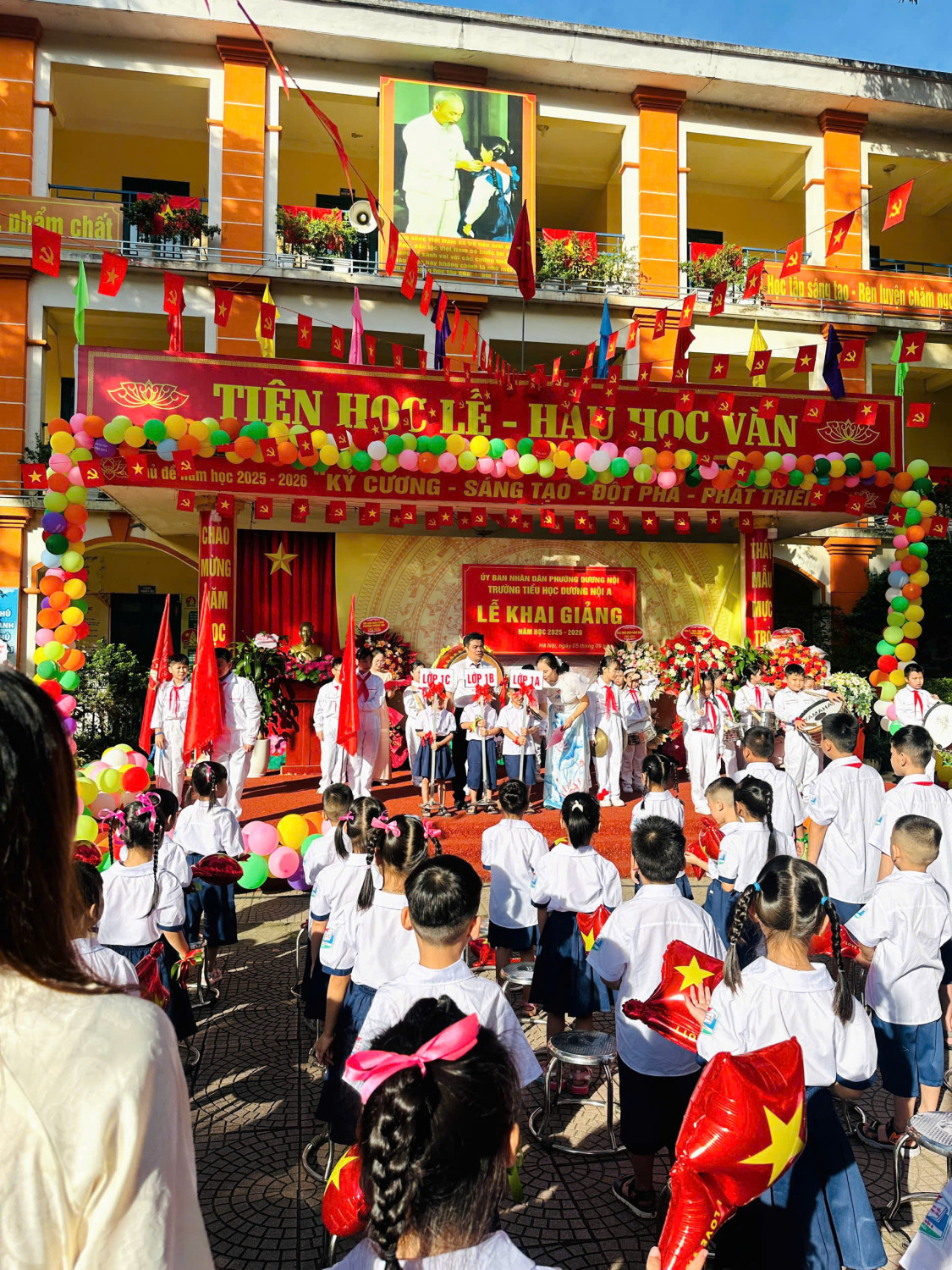 Thầy và trò dự lễ khai giảng