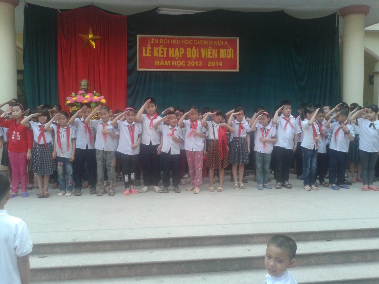 Hinh anh hoc sinh le ket nap Đoi