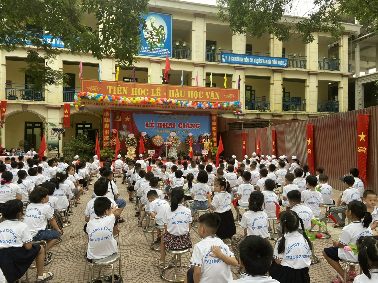 THẦY VÀ TRÒ DỰ LỄ KHAI GIẢNG NĂM HỌC MỚI